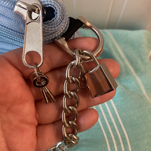 NWOT Light Blue Bam Bag Purse w/Strong Chain Lock & 2 Key - Picture 3 of 9